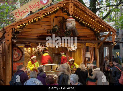 Händler Manchester UK, 14. November 2014. Essen & Trinken. CHOCO König bei der Eröffnung Tag der Weihnachtsmarkt in St. Ann's Square zieht Käufer aus dem Vereinigten Königreich und darüber hinaus. Dieser Markt hat sich Manchester City Centre fest auf die Weihnachten Karte - der Weihnachtsmarkt hat nicht nur einen tollen Ort zum Shoppen, aber auch ein sehr beliebtes Reiseziel in seinem eigenen Recht. Besetzt festliche Weihnachten Ständen mit Geschenke, Dekorationen im Zentrum der Stadt. Stockfoto