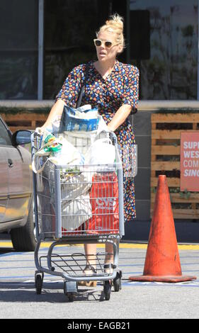 Busy Philipps gesehen Einkaufen bei "Whole Foods" zu vermarkten, West Hollywood mit: Busy Philipps wo: Los Angeles, California, Vereinigte Staaten von Amerika bei: 12. Mai 2014 Stockfoto