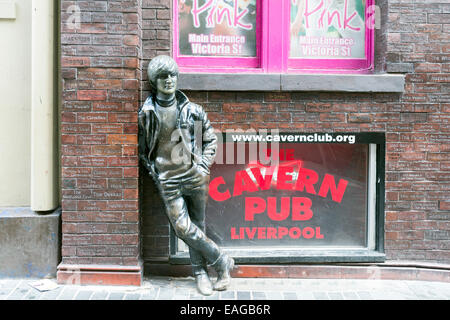 LIVERPOOL, UK - 8. Juni 2014: Befindet sich eine Statue von John Lennon in der Mathew Street gegenüber der historischen Cavern Club in Liverpool Stockfoto