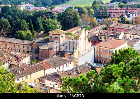 Nebligen Blick auf das mittelalterliche Land Dorf von Brisighella in Emilia Romagna, Italien, von der mittelalterlichen Festung der Venezianer Stockfoto