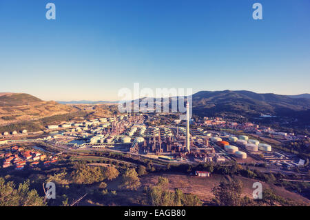 industrielle Raffinerie-Anlage in einer natürlichen Umgebung. Muskiz, Baskisches Land, Spanien Stockfoto