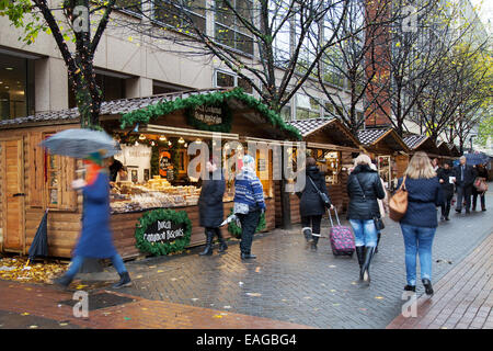 Händler Manchester UK, 14. November 2014. Niederländische Cookieman Eröffnung Tag der Weihnachtsmarkt in Brazennose Straße zieht Käufer aus dem Vereinigten Königreich und darüber hinaus. Besetzt festliche Weihnachten Ständen mit Geschenke, Dekorationen im Zentrum der Stadt. Stockfoto