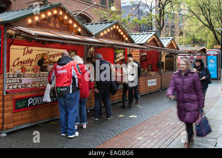 Händler Manchester UK, 14. November 2014. Die Crusty Pie Company bei der Eröffnung Tag der Weihnachtsmarkt zieht Käufer im Vereinigten Königreich und darüber hinaus. Besetzt festliche Weihnachten Ständen mit Geschenke, Dekorationen im Zentrum der Stadt. Stockfoto