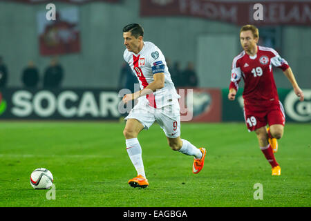 Tiflis (Tbilissi), Georgien. 14. November 2014.  UEFA EURO 2016 Qualifikation, Georgien - Polen. n Z [Robert Lewandowski] (Polska), Fot [Alexander Kobakhidze] (Gruzja). Lukasz Skwiot/Foto Olimpik Credit: Cal Sport Media/Alamy Live-Nachrichten Stockfoto