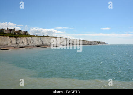 Weißen Kreidefelsen an der Küste in Brighton in East Sussex. England. Mit Roedean School auf Klippe Stockfoto