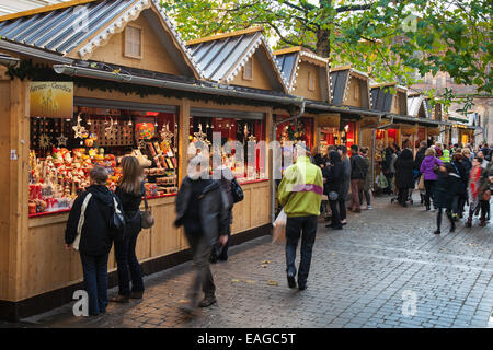 Weihnachtseinkäufer in Manchester UK, festlich dekorierte Holzchalets in St Annes Square. Geschäftiges Stadtzentrum Weihnachtsgeschäfte, Stände & Markthändler. Stockfoto