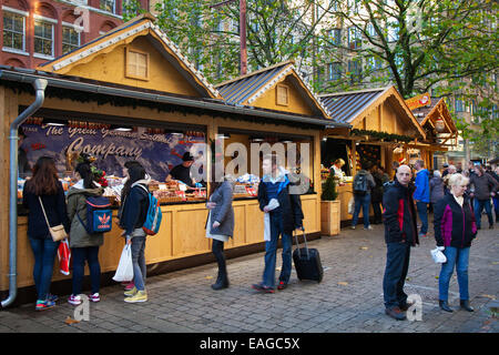 Händler Manchester UK, 14. November 2014. Die große Salami Unternehmen bei der Eröffnung Tag der Weihnachtsmarkt zieht Käufer aus dem Vereinigten Königreich und darüber hinaus. Besetzt festliche Weihnachten Ständen mit Geschenke, Dekorationen im Zentrum der Stadt. Stockfoto