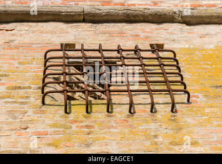 Eisen Fenster im Mauerwerk der mittelalterlichen Festung der Venezianer in Brisighella gerieben Stockfoto