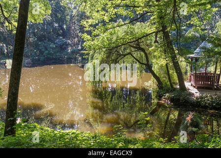 kleinen Waldsee mit Pavillon in einem Wald Stockfoto