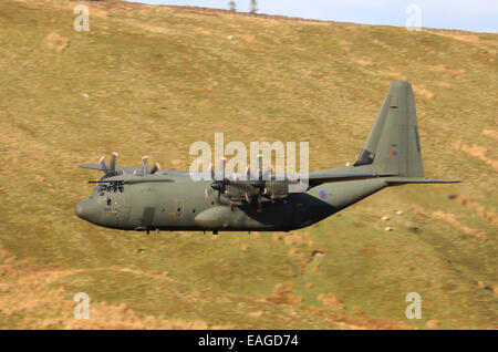 RAF C-130J Hercules auf einem niedrigen Niveau, Übung in Wales, Vereinigtes Königreich, am 5. November 2014 fliegen. Stockfoto