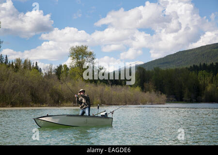 Ein Mann Angeln am Whitefish Lake in Whitefish, Montana. Stockfoto