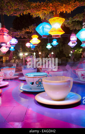 Tassen mit Untertasse fahren Disneyland Kalifornien USA Stockfoto