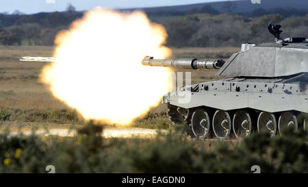 Kampfpanzer Challenger MkII feuern auf Lulworth reicht in Dorset, England, UK Stockfoto