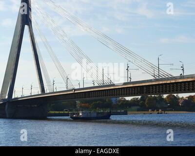 Der Blick über den Fluss Daugava Vansu Brücke Stockfoto