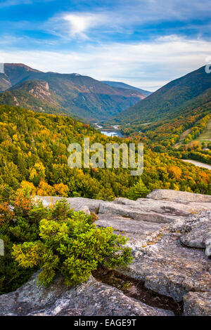 Frühherbst Blick vom kahlen Berge, im Franconia Notch State Park, New Hampshire. Stockfoto