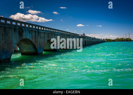 Türkisfarbenes Wasser und Brücke auf dem Overseas Highway in Islamorada, in den Florida Keys. Stockfoto