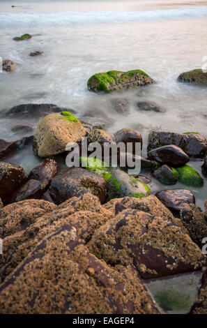 Felsen an einem Strand am Meer bei Ebbe ausgesetzt Stockfoto