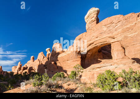 Turm Bogen und Sandstein flossen im Bereich Klondike Bluffs des Arches National Park, Utah. Stockfoto