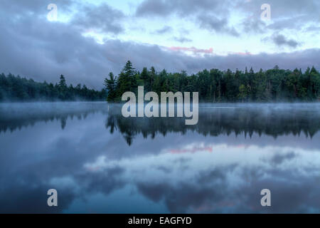Nebeliger Morgen auf siebte See in der Region Fulton Kette Seen der Adirondack Mountains of New York Stockfoto