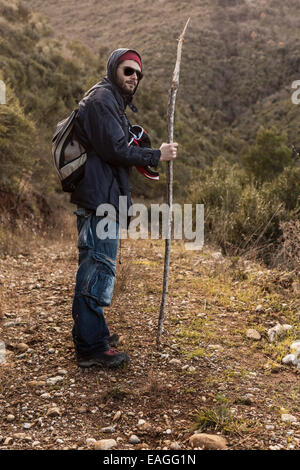 eine Wanderung mit einem Holzstab und Sonnenbrillen Stockfoto