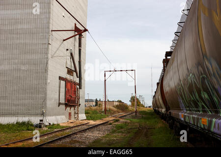 Getreidesilo und alten Zug track mit Korn Triebwagen Führer Saskatchewan Kanada Stockfoto