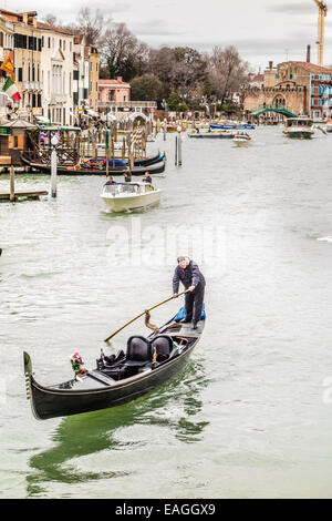 Venedig, Italien - März 14: Gondoliere am 14. März 2013 den Canal Grande in Venedig, Italien. Gondeln sind traditionelle venezianische Rudern Stockfoto