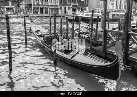 Schwarz / weiß Bild von einer Gondel in Venedig angedockt Stockfoto