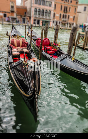 Zwei venezianischen Gondeln, verankert in der Nähe der Rialtobrücke am Canale Grande in Venedig. Stockfoto