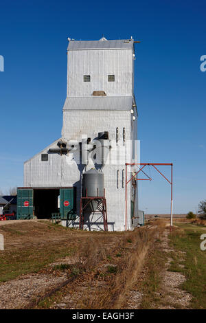 Getreidesilo und alten Zug verfolgen Wahrzeichen Bengough Saskatchewan Kanada Stockfoto