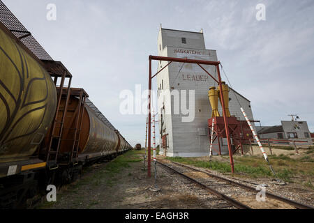 Getreidesilo und alten Zug track mit Korn Triebwagen Führer Saskatchewan Kanada Stockfoto