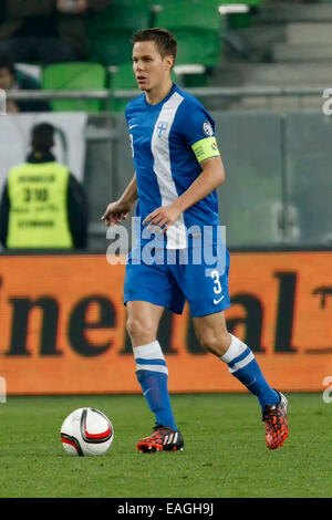 Budapest, Ungarn. 14. November 2014. Finnische Niklas Moisander ist mit dem Ball während Ungarn vs. Finnland UEFA Euro 2016 Qualifizierer Fußballspiels in Groupama Arena am 14. November 2014 in Budapest, Ungarn. Bildnachweis: Laszlo Szirtesi/Alamy Live-Nachrichten Stockfoto