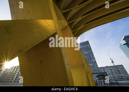 Gelbe hölzerne Bogenkonstruktion, Donau-City, DC, Wien, Österreich Stockfoto