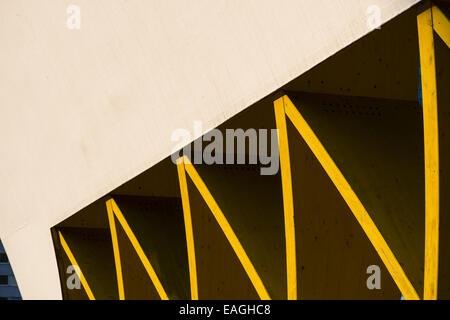 Gelbe hölzerne Bogenkonstruktion, Donau-City, DC, Wien, Österreich Stockfoto