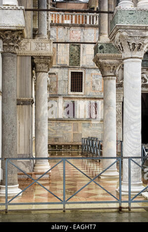 Architektonische Details des historischen Gebäudes in Markusplatz entfernt, Venedig, Italien. Stockfoto