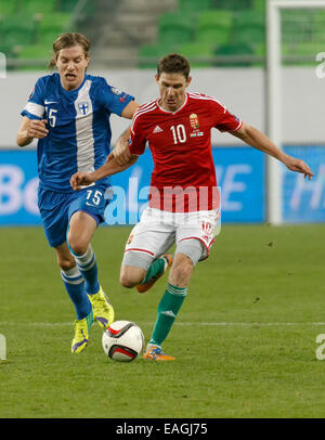 Budapest, Ungarn. 14. November 2014. Finnische Markus Halsti versucht, Hunagrian Zoltan Gera (r) zu stoppen, während Ungarn vs. Finnland UEFA Euro 2016 Qualifizierer Fußballspiels in Groupama Arena am 14. November 2014 in Budapest, Ungarn. Bildnachweis: Laszlo Szirtesi/Alamy Live-Nachrichten Stockfoto