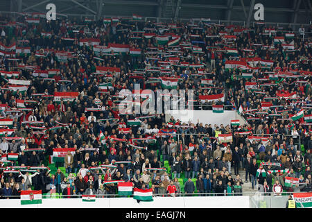 Budapest, Ungarn. 14. November 2014. Hunagrian Fans hören die Nationalhymne während Ungarn vs. Finnland UEFA Euro 2016 Qualifizierer Fußballspiels in Groupama Arena am 14. November 2014 in Budapest, Ungarn. Bildnachweis: Laszlo Szirtesi/Alamy Live-Nachrichten Stockfoto