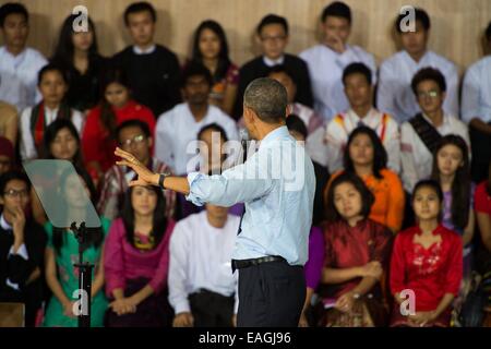 US Präsident Barack Obama ein Rathaus mit Young Southeast Asian Leaders Initiative in der Diamond Jubilee Hall beherbergt 14. November 2014 in Yangon, Myanmar. Stockfoto