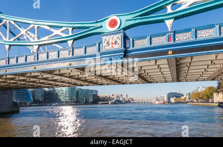 Unterseite der Tower Bridge, ein Wahrzeichen in der Londoner City, mit Blick auf den Pool of London auf der Themse Stockfoto