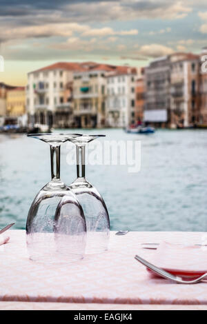 ein romantischer Tisch am Ufer in Venedig, Italien Stockfoto