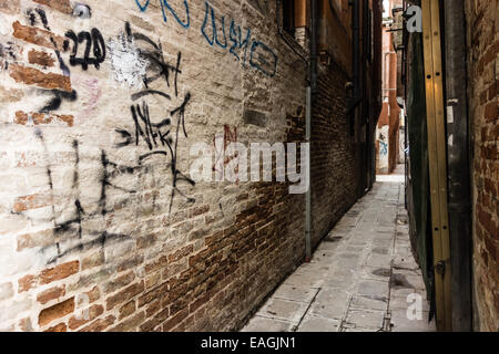 eine schmale und schmutzigen Gasse mit Graffiti in Venedig, Italien Stockfoto