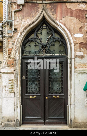 eine alte und malerische Tür in Venedig, Italien