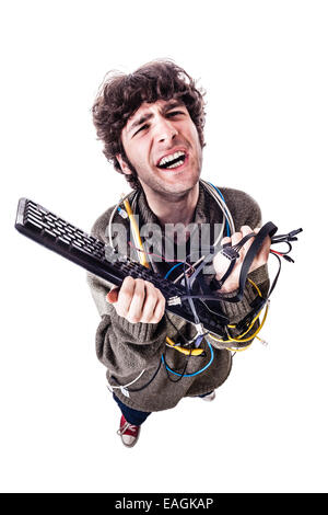 ein lässig Kerl mit Kabelsalat und eine Tastatur ringt Computer Hilfe bekommen. isoliert auf weiss Stockfoto