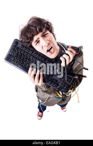 ein lässig Kerl mit Kabelsalat und eine Tastatur ringt Computer Hilfe bekommen. isoliert auf weiss Stockfoto