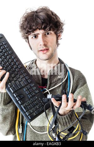 ein lässig Kerl mit Kabelsalat und eine Tastatur ringt Computer Hilfe bekommen. isoliert auf weiss Stockfoto