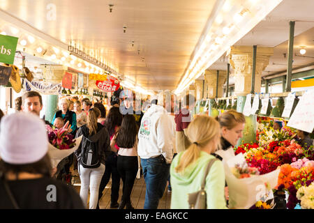 Passanten in Pike Place öffentlichen Markt in Seattle Stockfoto