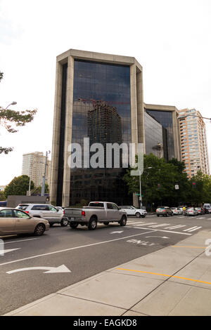 Kreuzung mit Autos hielt an einer roten Ampel mit hohen kommerziellen Gebäude im Hintergrund Stockfoto