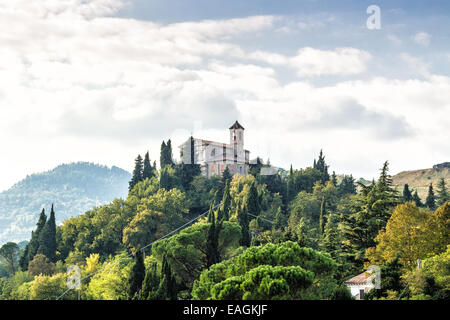 Heiligtum der seligen Jungfrau Monticino umgeben von Zypressen, in Brisighella in Italien. Blick von der mittelalterlichen Festung der Venezianer Stockfoto