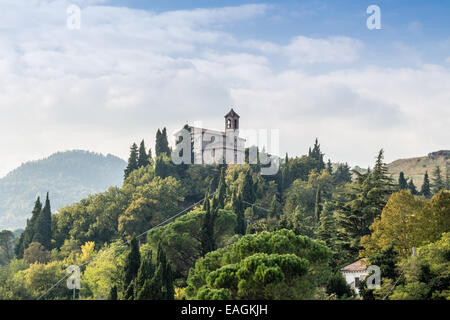 Heiligtum der seligen Jungfrau Monticino umgeben von Zypressen, in Brisighella in Italien. Blick von der mittelalterlichen Festung der Venezianer Stockfoto