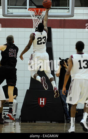 Boston, Massachusetts, USA. 14. November 2014. Harvard Crimson Wächter Wesley Saunders (23) macht einen Korb während der NCAA Basketball Spiel zwischen den Ingenieuren MIT und Harvard Crimson statt im Lavietes-Pavillon in Boston, Massachusetts. Eric Canha/CSM. © Csm/Alamy Live-Nachrichten Stockfoto