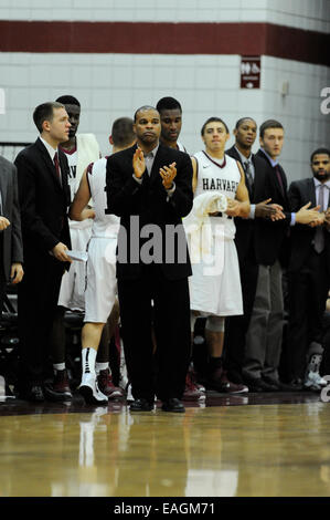 Boston, Massachusetts, USA. 14. November 2014. Harvard Crimson Spielaktion während der NCAA Basketball-Spiel zwischen den Ingenieuren MIT und Harvard Crimson Trainer Tommy Amaker reagiert statt im Lavietes-Pavillon in Boston, Massachusetts. Eric Canha/CSM. © Csm/Alamy Live-Nachrichten Stockfoto